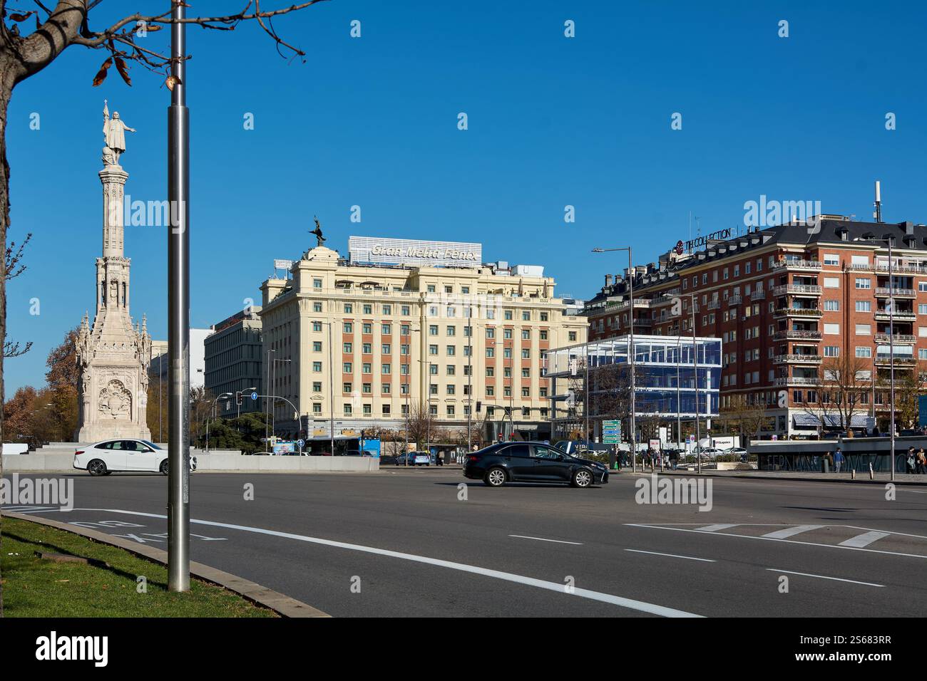 Madrid. Espagne - 16 janvier 2025 : Monument Christophe Colomb sur la Plaza de Col n à Madrid. La scène comprend l'hôtel Gran Meli F nix dans le b Banque D'Images