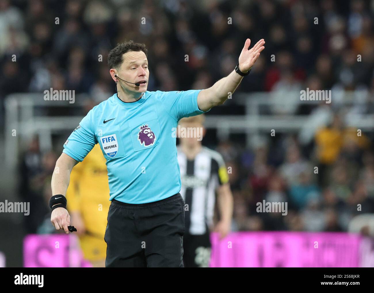 Newcastle upon Tyne, Royaume-Uni. 15 janvier 2025. Refereee Darren England lors du premier League match entre Newcastle United et Wolverhampton Wanderers à James' Park, Newcastle upon Tyne. Le crédit photo devrait se lire : Nigel Roddis/Sportimage crédit : Sportimage Ltd/Alamy Live News Banque D'Images