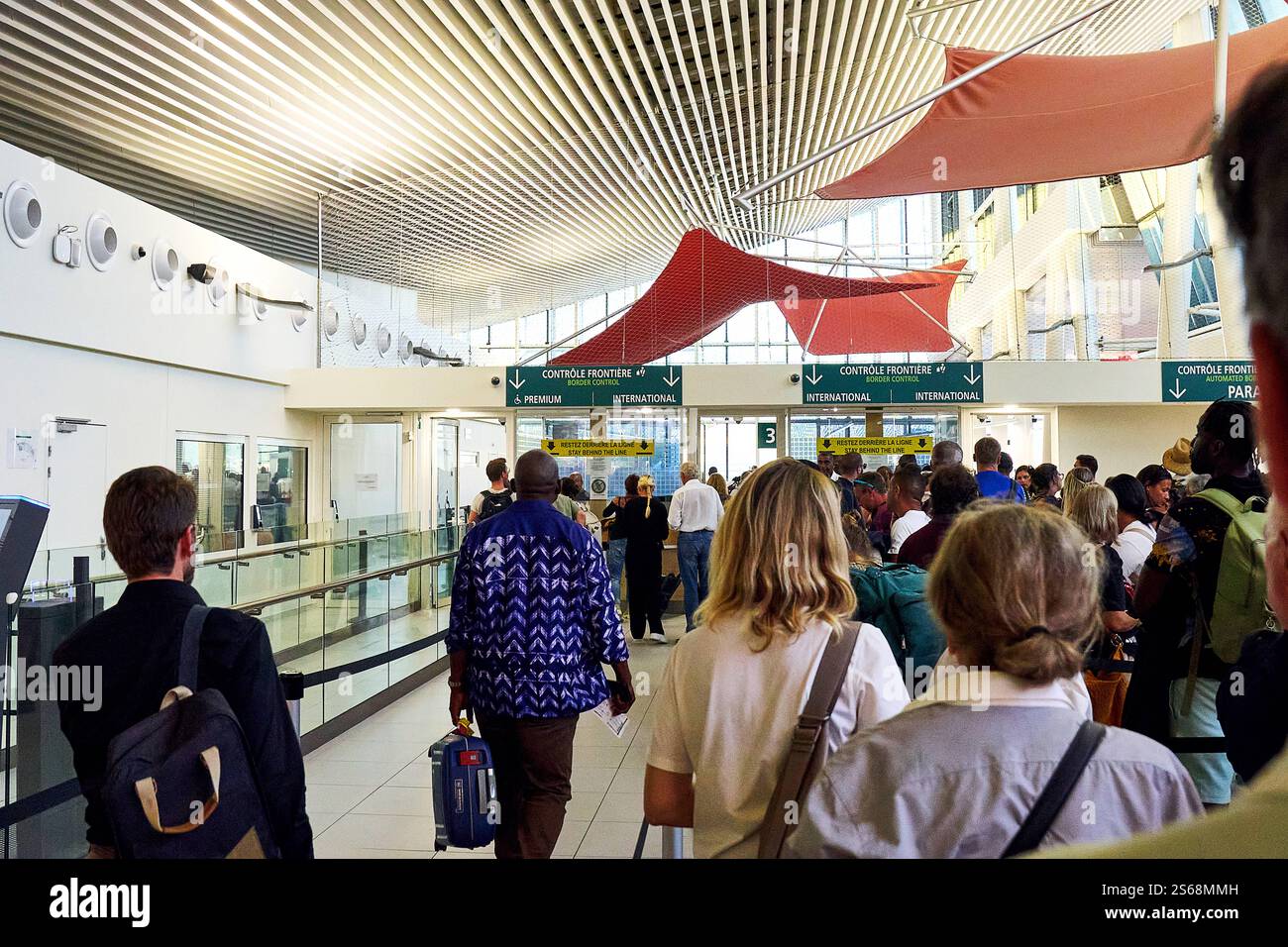 Fort-de-France, Martinique, Caraïbes - 11 janvier 2025 : les passagers font la queue pour la sécurité et le contrôle des passeports à l'aéroport de Fort-de-France, Martinique *** Passagiere stehen in einer Warteschlange zur Sicherheits- und Passkontrolle im Flughafen von Fort-de-France, Martinique Banque D'Images