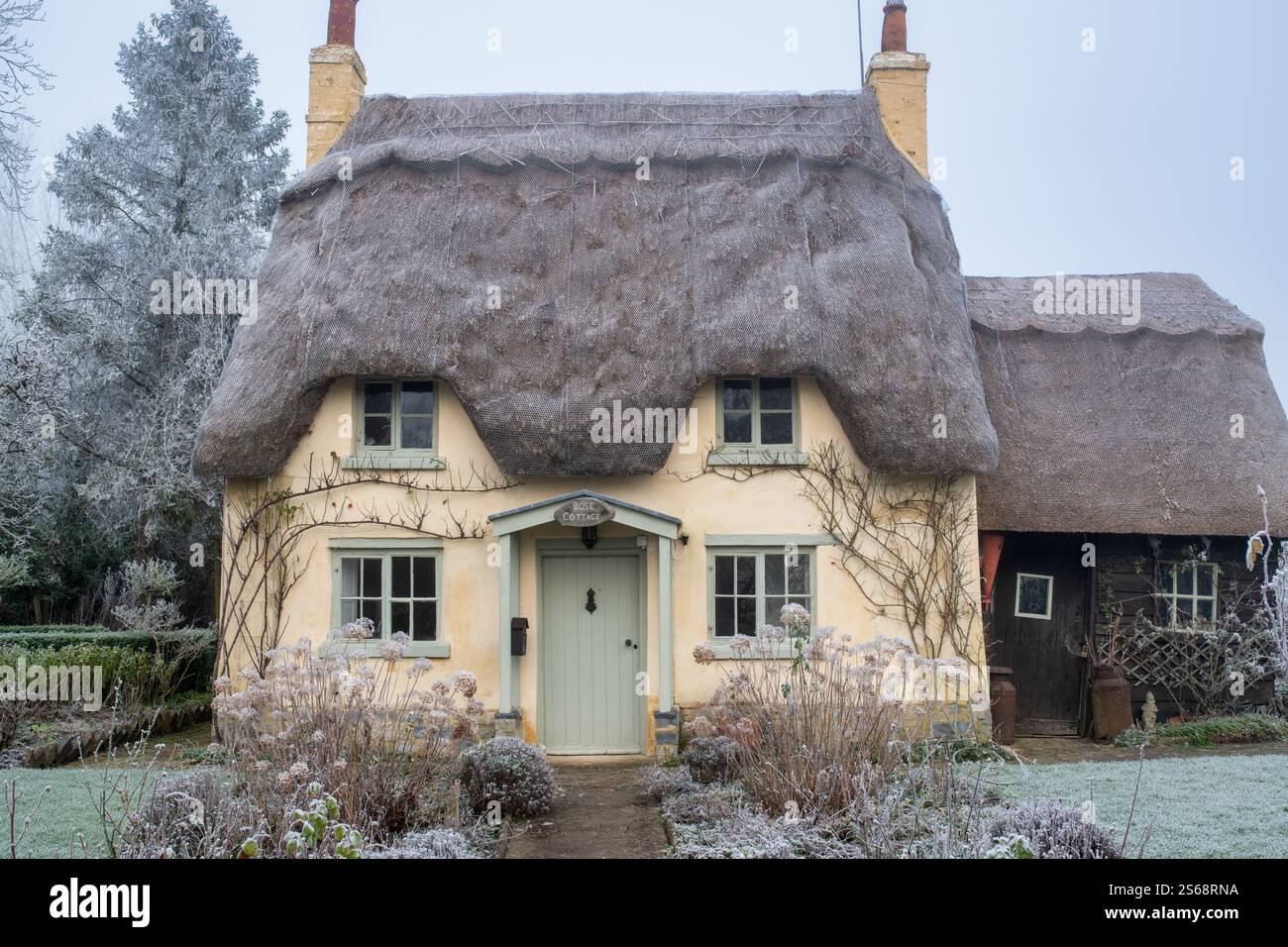 Rose Cottage dans le gel d'hiver. Honington, Warwickshire, Angleterre Banque D'Images