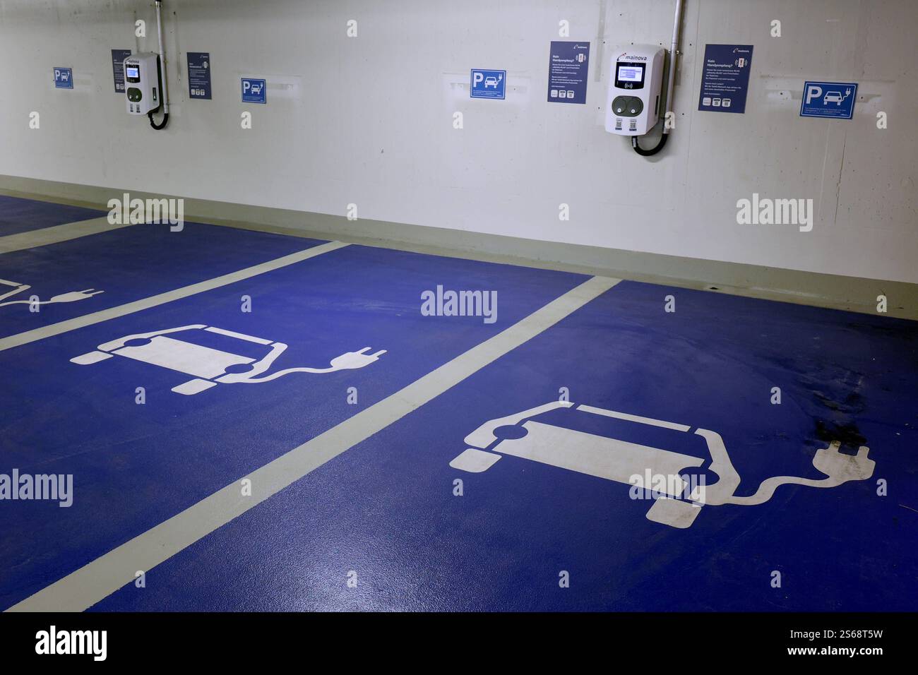 Was Kostet Es Auf Einem Parkplatz Für Elektrofahrzeige Zu Parken www.alamyimages.fr