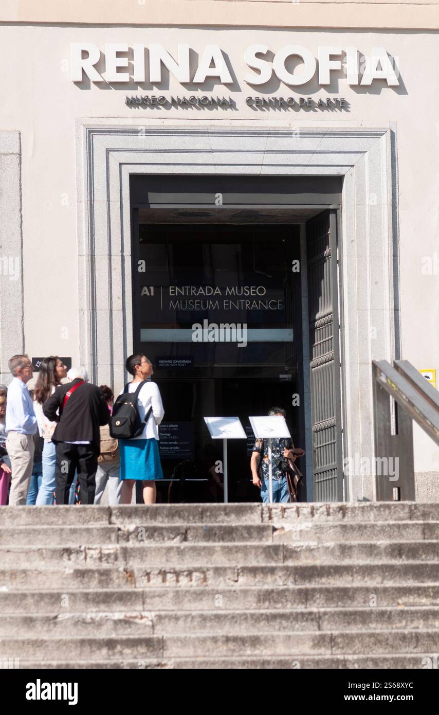 Touristes à la porte du Museo Nacional Centro de Arte Reina Sofía, Madrid, Communauté de Madrid, Espagne Banque D'Images