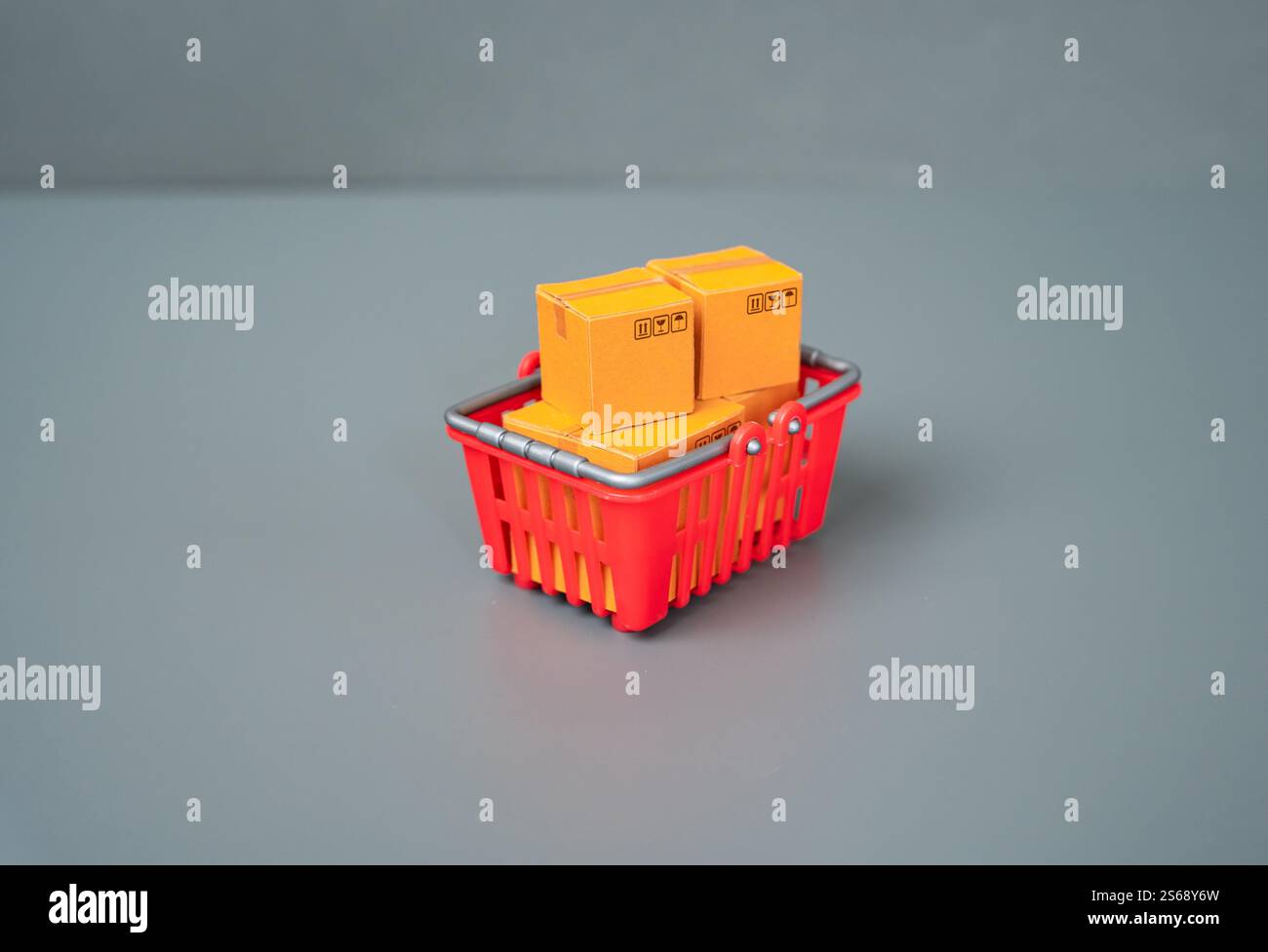 Panier avec boîtes de marchandises. Comportement des acheteurs, habitudes et préférences des consommateurs. Logistique et fourniture de points de vente au détail. Banque D'Images