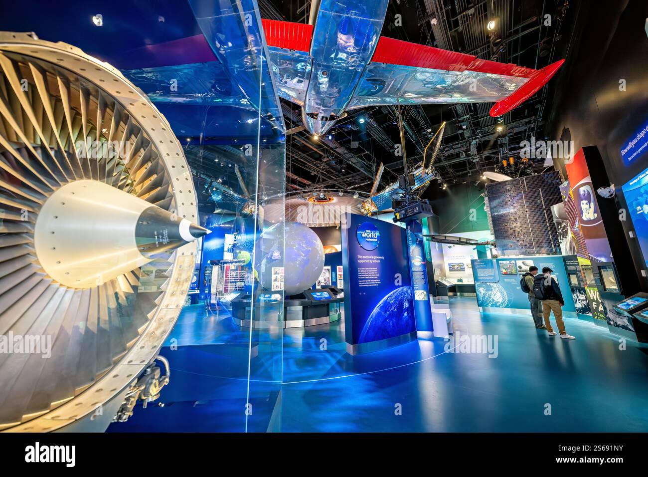 WASHINGTON DC — L’exposition One World Connected au Smithsonian National Air and Space Museum explore comment l’aviation et la technologie spatiale ont transformé les communications mondiales et la perspective humaine. La galerie présente des satellites et d'autres technologies qui ont permis une interconnexion mondiale. Banque D'Images