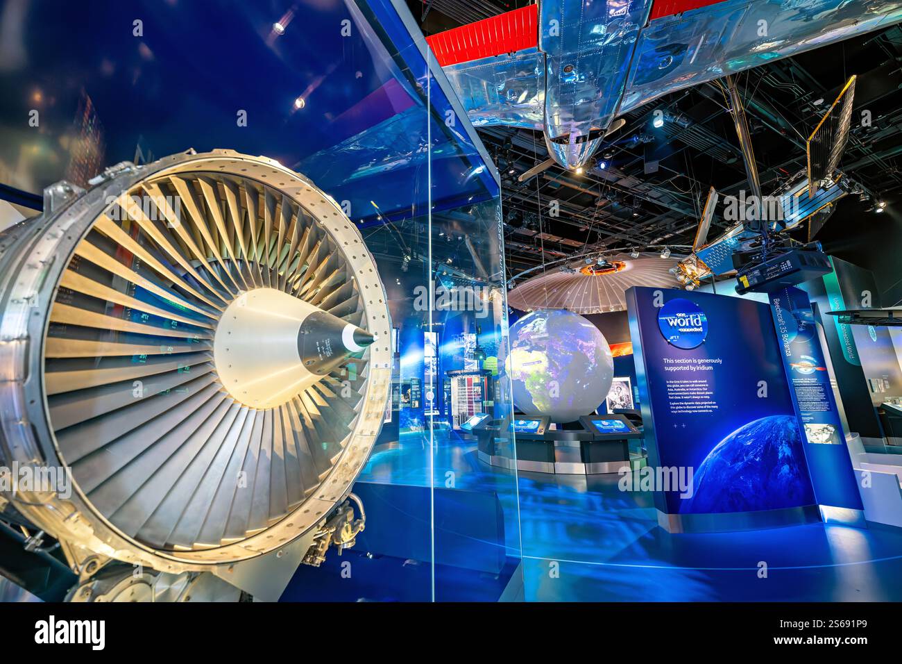 WASHINGTON DC — L’exposition One World Connected au Smithsonian National Air and Space Museum explore comment l’aviation et la technologie spatiale ont transformé les communications mondiales et la perspective humaine. La galerie présente des satellites et d'autres technologies qui ont permis une interconnexion mondiale. Banque D'Images