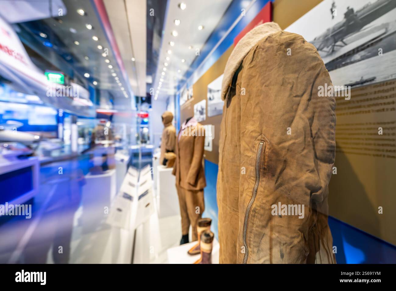 WASHINGTON DC — L'exposition Thomas W. Haas We All Fly au Smithsonian National Air and Space Museum présente la tenue de vol de Charles Lindbergh, les vêtements de vol d'Anne Morrow Lindbergh et les Inuit Kamiks (bottes). L'exposition fait partie d'une plus grande galerie célébrant l'impact de l'aviation générale sur la société. Banque D'Images