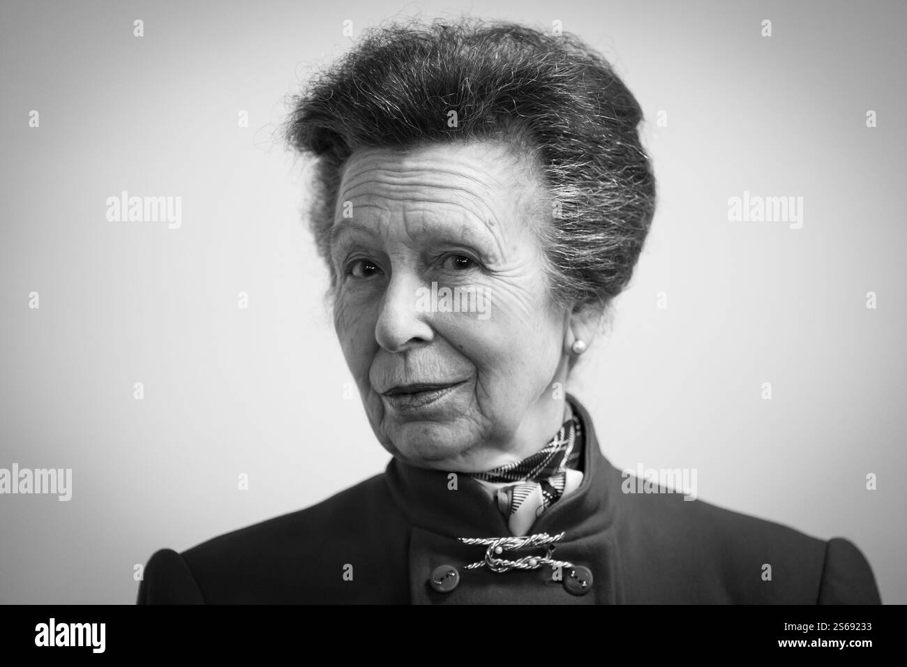 Note éditoriale : cette image a été convertie en noir et blanc en post-production. La Princesse Royale lors de sa visite à Wings for Warriors, une organisation caritative qui forme des militaires blessés, blessés ou malades et des vétérans en tant que pilotes professionnels au centre de formation de l'aéroport de Gloucestershire à Cheltenham. Date de la photo : jeudi 16 janvier 2025. Banque D'Images
