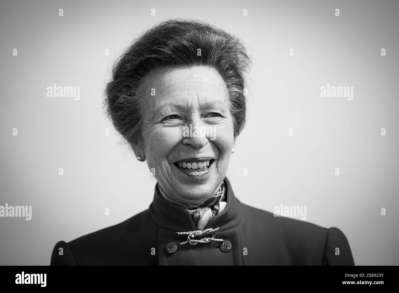 Note éditoriale : cette image a été convertie en noir et blanc en post-production. La Princesse Royale lors de sa visite à Wings for Warriors, une organisation caritative qui forme des militaires blessés, blessés ou malades et des vétérans en tant que pilotes professionnels au centre de formation de l'aéroport de Gloucestershire à Cheltenham. Date de la photo : jeudi 16 janvier 2025. Banque D'Images