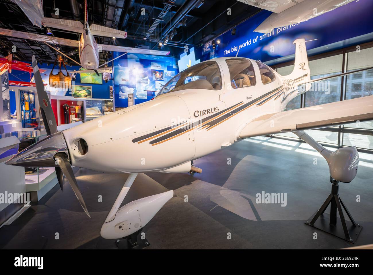 WASHINGTON DC — le Cirrus SR22 (N266CD) de 2003, présenté à la galerie Thomas W. Haas We All Fly du National Air and Space Museum, représente une avancée significative dans la technologie de l'aviation générale. Cet avion est entré dans l'histoire en tant que premier avion monomoteur à recevoir la certification de la FAA avec un système avionique entièrement intégré à panneau de verre. Le cockpit numérique innovant du SR22 a aidé à établir de nouvelles normes pour l'instrumentation de l'aviation privée. Banque D'Images