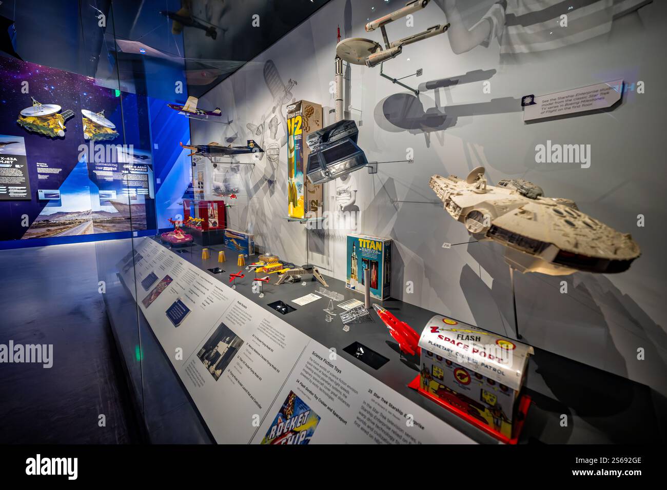 WASHINGTON DC — Une vitrine de l'exposition Nation of Speed du National Air and Space Museum présente divers jouets et modèles liés à la vitesse et au transport, y compris des modèles réduits d'avions, le Millennium Falcon de Star Wars et le vaisseau spatial Star Trek, illustrant comment la poursuite de la vitesse a influencé la culture populaire et les jouets. Banque D'Images