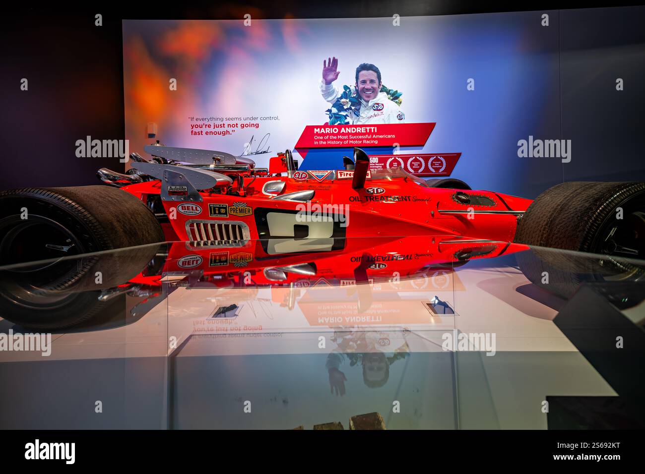 WASHINGTON DC — le STP Hawk No. 2 de 1969, exposé à l'exposition Nation of Speed du National Air and Space Museum, a porté Mario Andretti à la victoire en 500 d'Indianapolis en 1969. À l'origine une voiture de secours, ce coureur a établi un record de 500 miles avec une vitesse moyenne de 157 mph et a marqué la première victoire d'Andy Granatelli Indy 500 après 23 ans de tentatives. Banque D'Images