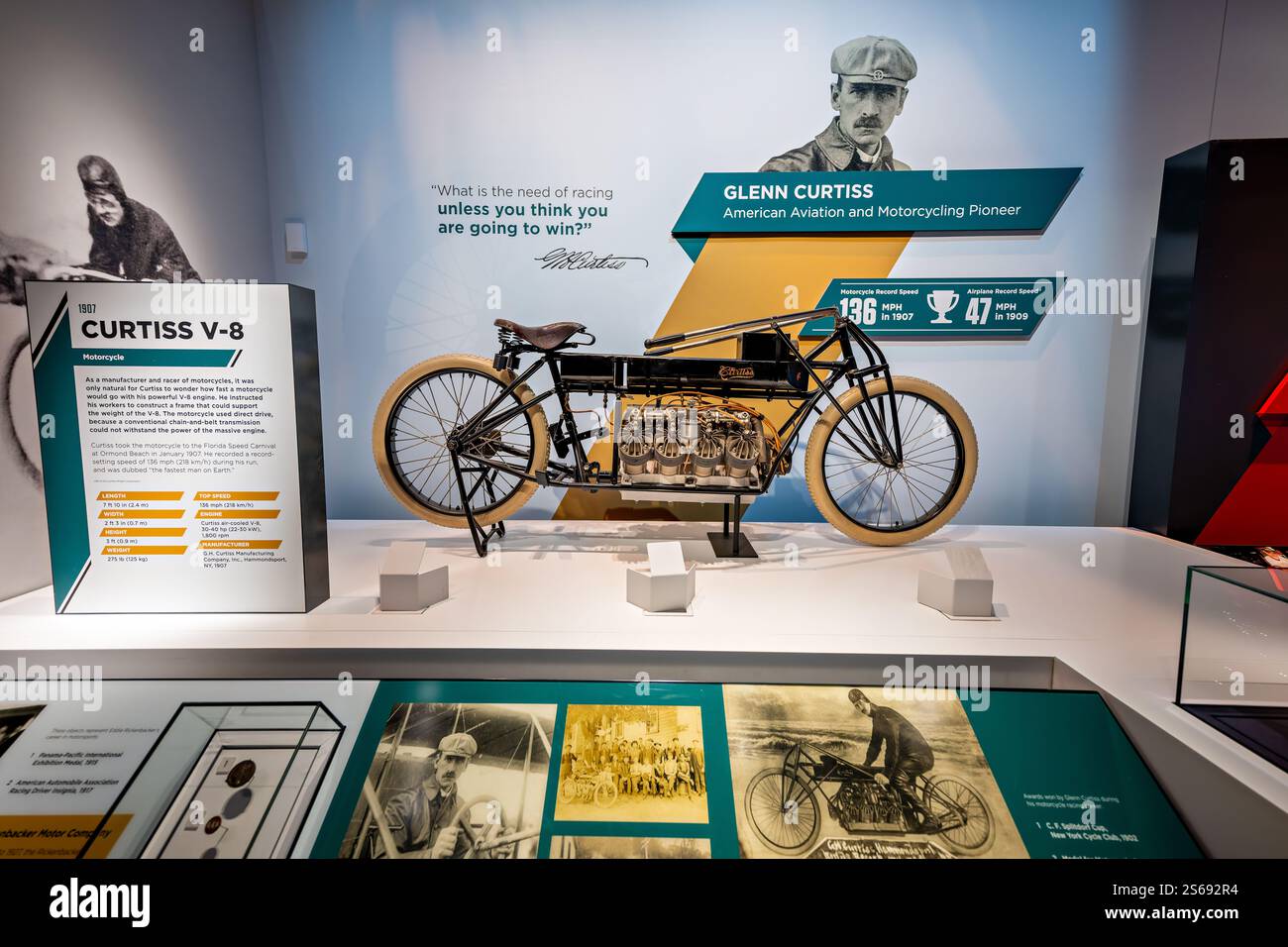WASHINGTON DC — la moto Curtiss V-8 de 1907, exposée à l'exposition Nation of Speed du National Air and Space Museum, établit un record mondial de vitesse de 136 km/h à Ormond Beach, en Floride. Construite par le pionnier de l'aviation Glenn Curtiss, cette machine innovante combinait un puissant moteur V-8 avec un cadre de moto spécialement conçu pour atteindre sa vitesse record. Banque D'Images