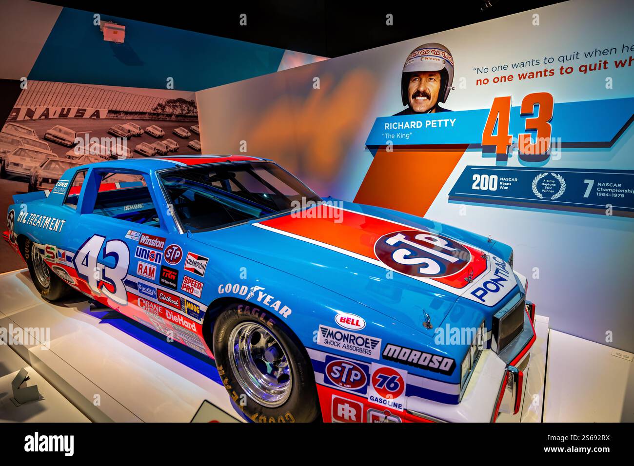 WASHINGTON DC — le coureur Pontiac no 43 NASCAR 1984 de Richard Petty, exposé à l'exposition Nation of Speed du National Air and Space Museum, a remporté sa 200e victoire historique au Firecracker 400 à Daytona le 4 juillet 1984. Cette course marquait la première fois qu'un président américain assistait à un événement NASCAR, Ronald Reagan commençant la course depuis Air Force One. Banque D'Images