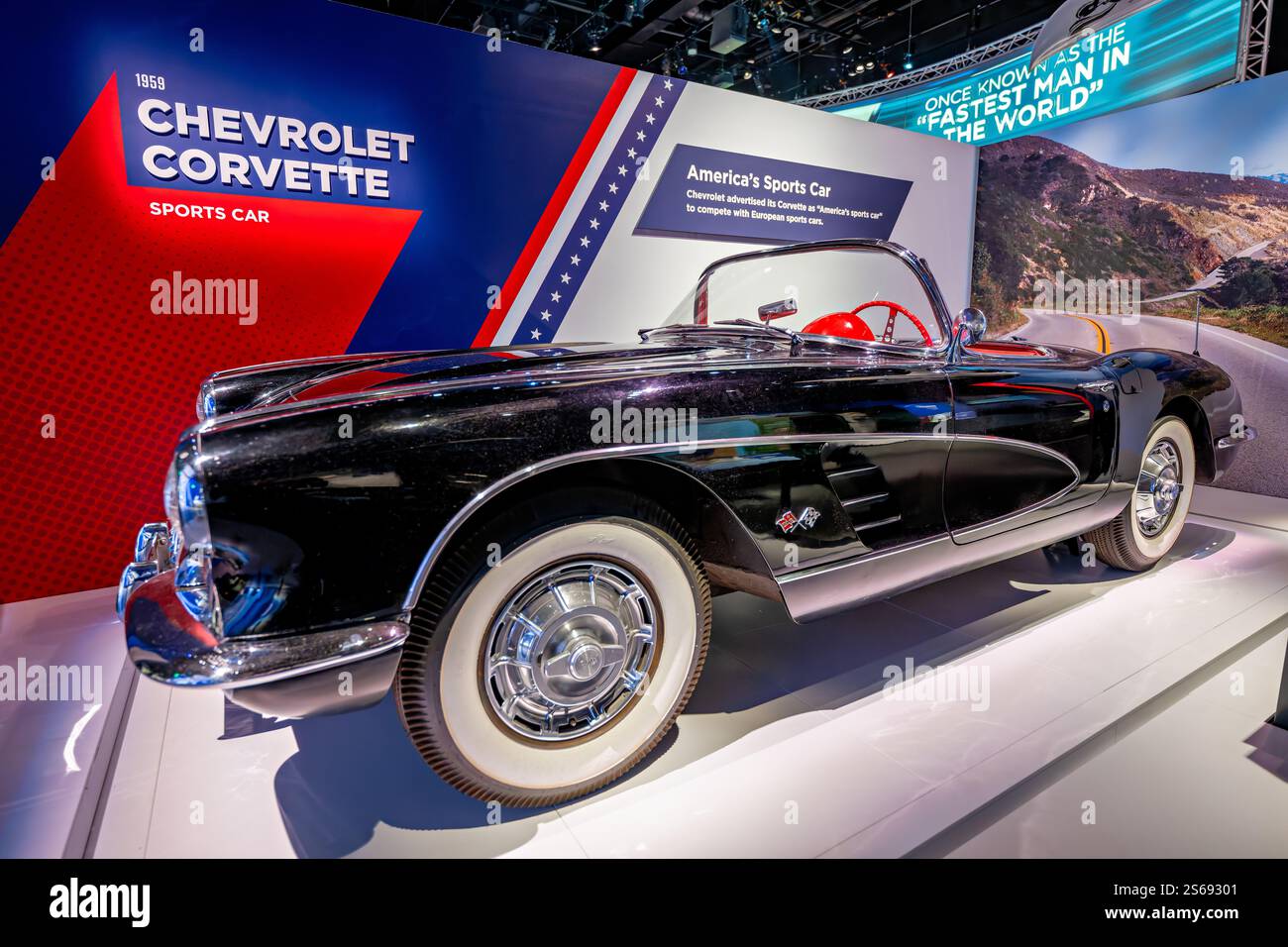WASHINGTON DC — Une Corvette 1959 de Chevrolet est exposée à l'exposition Nation of Speed du National Air and Space Museum, qui représente une ère importante dans la performance et le design automobiles américains. Ce modèle illustre l'évolution de l'ingénierie des voitures de sport américaines au cours des années 1950 Banque D'Images