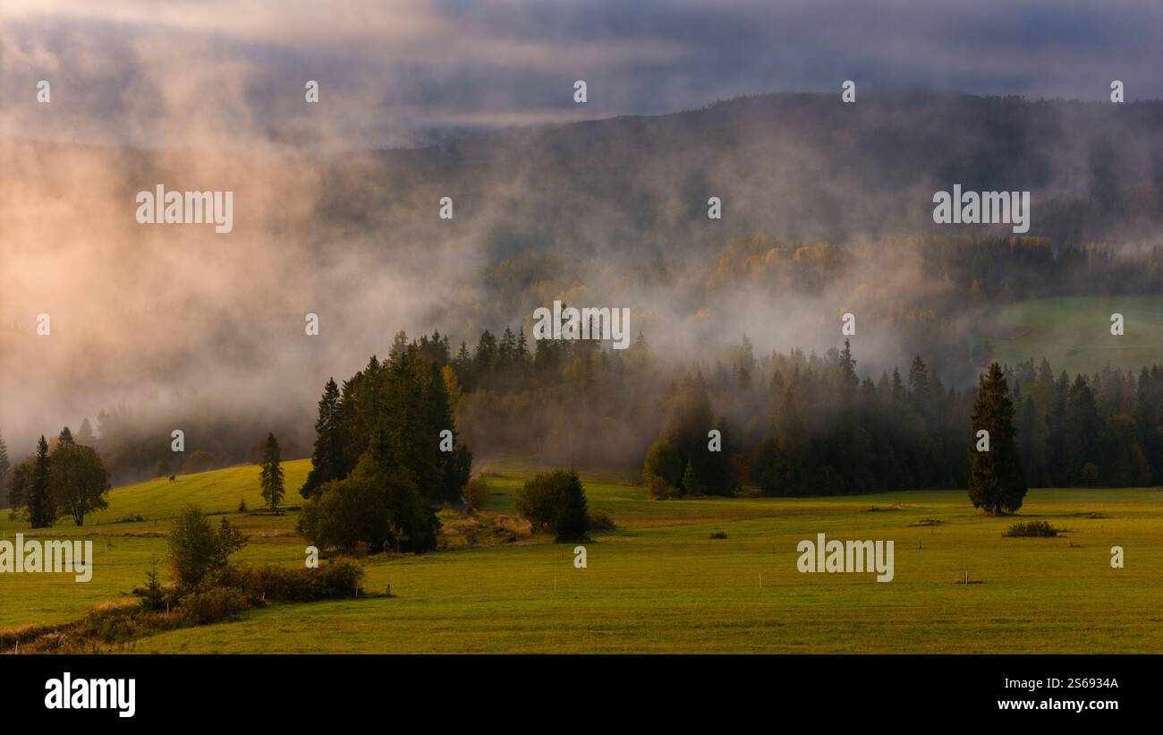 Matin d'automne à couper le souffle dans les montagnes Tatra au lever du soleil Banque D'Images