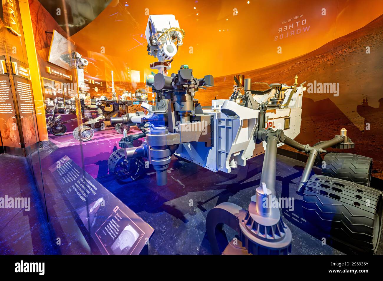 WASHINGTON DC — Une maquette grandeur nature du rover Curiosity du laboratoire scientifique mars est exposée à la galerie Exploring the Planets du National Air and Space Museum. Ce rover à propulsion nucléaire, qui a atterri sur mars en 2012 à l’aide d’un système innovant de grue céleste, continue d’explorer le cratère Gale à la recherche de signes d’environnements habitables passés. Banque D'Images