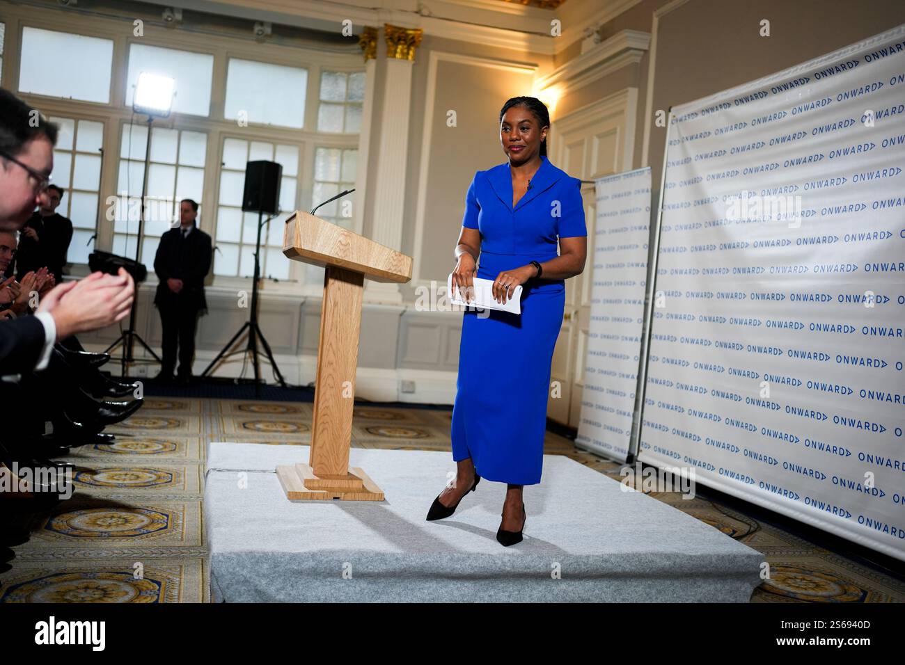 Le chef du Parti conservateur, Kemi Badenoch, prononce un discours à l'Institute of Directors de Londres sur le regain de confiance des électeurs. Date de la photo : jeudi 16 janvier 2025. Banque D'Images
