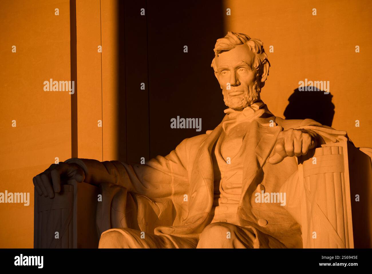 Lincoln Memorial Statue lumière du soleil Washington DC // WASHINGTON DC — tôt le matin, la lumière du soleil illumine la statue centrale du Lincoln Memorial pendant la période de l'équinoxe. La sculpture en marbre de 19 pieds d'Abraham Lincoln, créée par Daniel Chester French, capture la lumière directe du soleil en raison de l'alignement précis est-ouest du mémorial. Cet effet d'éclairage naturel se produit autour des équinoxes de printemps et d'automne lorsque le soleil levant s'aligne sur le portique oriental du mémorial. Banque D'Images