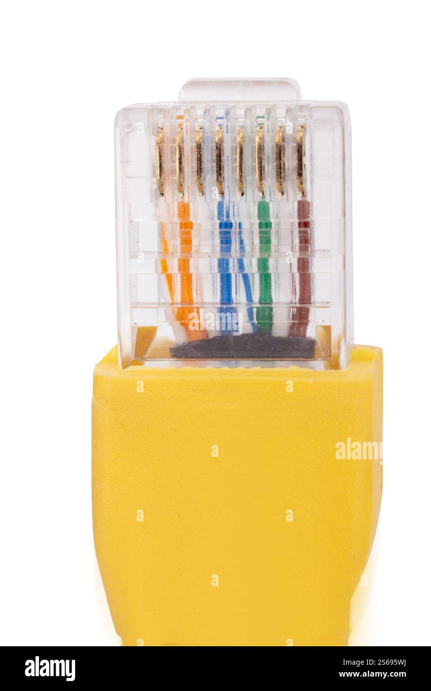 Gros plan du connecteur du câble Ethernet jaune Banque D'Images