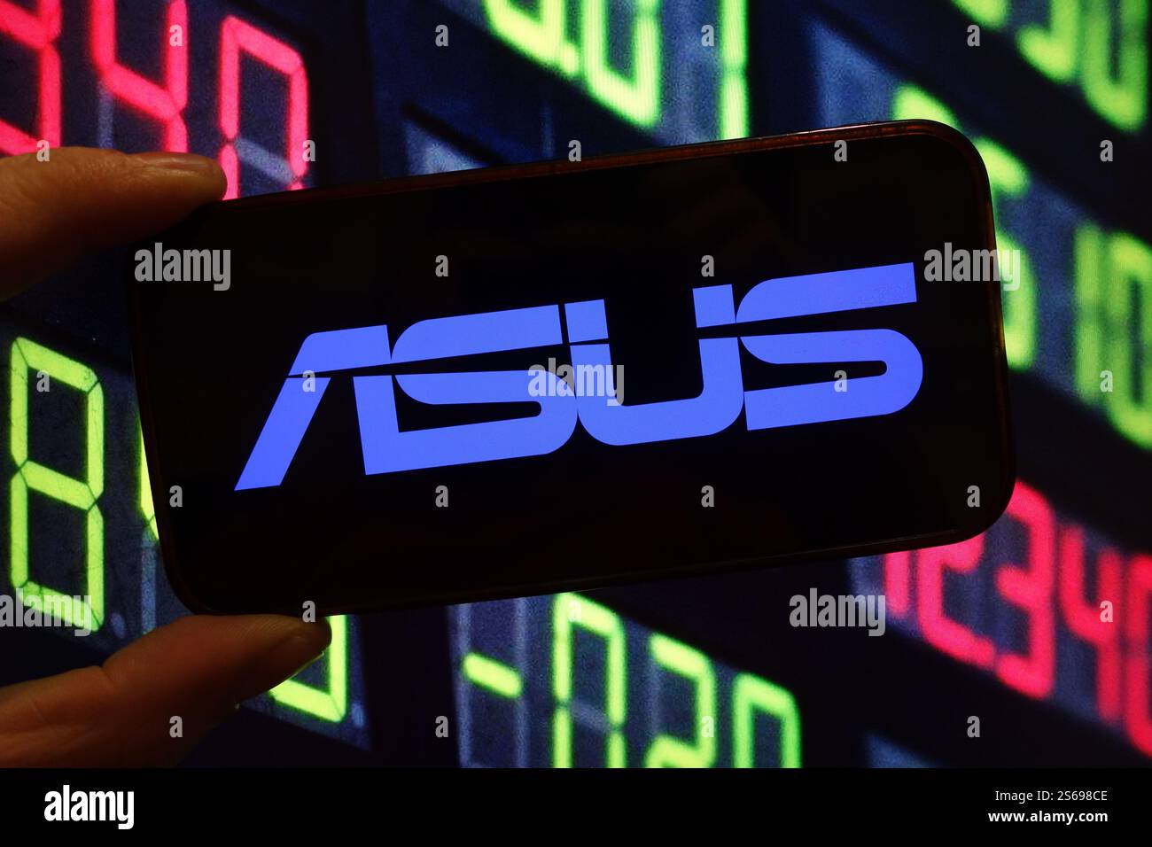 Dans cette illustration photo, le logo de la société ASUS est affiché sur l'écran d'un smartphone. Banque D'Images