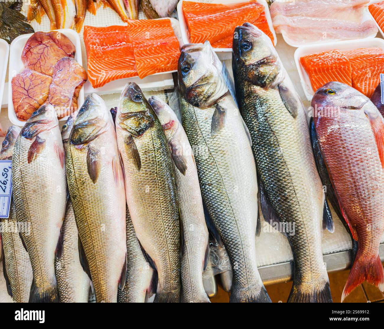 Assortiment de différents poissons et filets de poisson sur un étal de marché. Fond de marché de fruits de mer frais. Banque D'Images