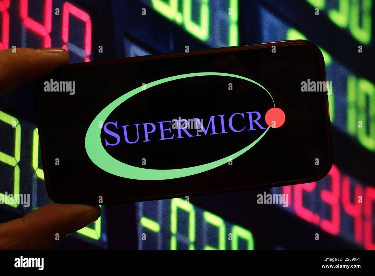 Pologne. 16 janvier 2025. Dans cette illustration photo, le logo de la société Supermicro est affiché sur l'écran d'un smartphone. (Crédit image : © Piotr SWAT/SOPA images via ZUMA Press Wire) USAGE ÉDITORIAL SEULEMENT! Non destiné à UN USAGE commercial ! Banque D'Images