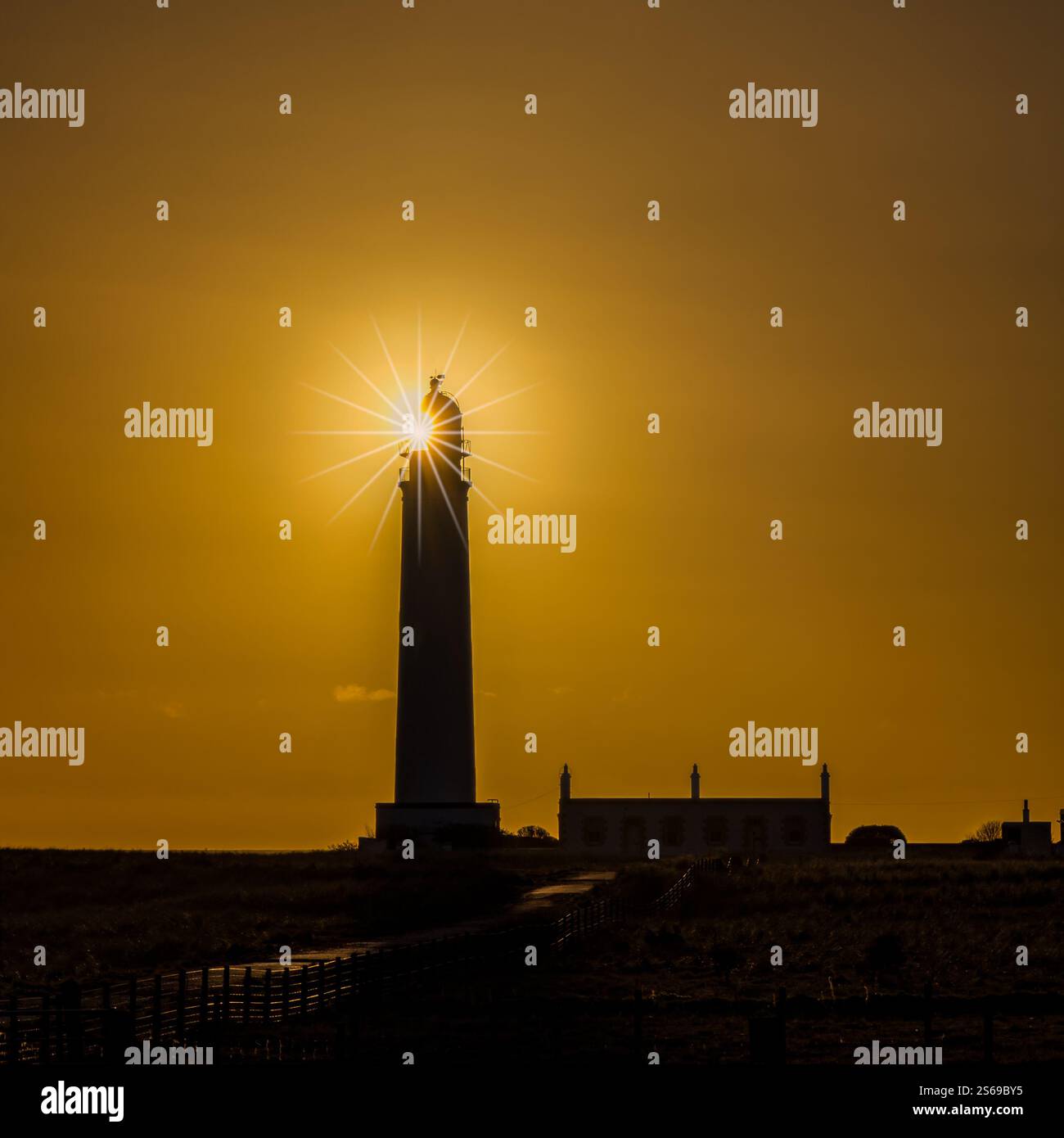 Barns Ness Lighthouse silhouetted à l'aube lever du soleil avec un ciel coloré, East Lothian, Écosse, Royaume-Uni Banque D'Images