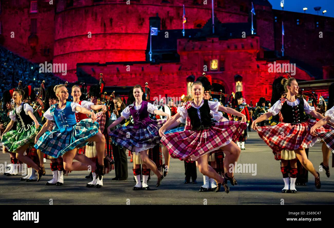 Des danseuses de la Tattoo Dance Company exécutent des danses écossaises au 2019 Edinburgh Military Tattoo, Écosse, Royaume-Uni Banque D'Images