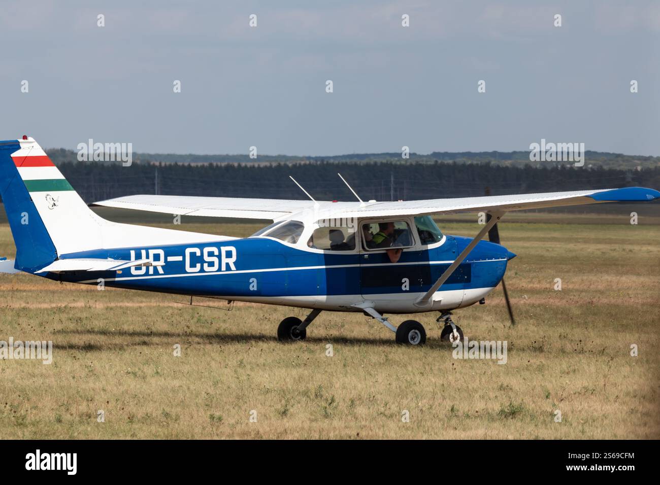 Kharkiv, Ukraine - 29 août 2021 : un avion Cessna 172 élégant et fiable exposé sur le terrain d'herbe KharkivAviaFest Banque D'Images Kharkiv, Ukraine - 29 août 2021 : un avion Cessna 172 élégant et fiable exposé sur le terrain d'herbe KharkivAviaFest Banque D'Images