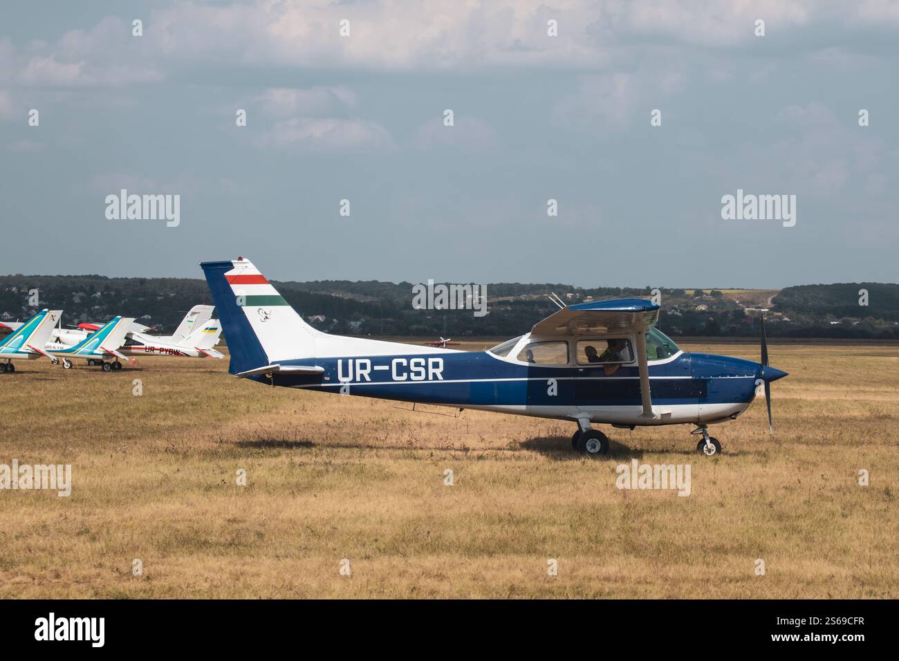 Kharkiv, Ukraine - 29 août 2021 : Cessna 172 Skyhawk, avion à voilure haute à quatre places, exposé sur gazon lors du spectacle aérien KharkivAviaFest Banque D'Images Kharkiv, Ukraine - 29 août 2021 : Cessna 172 Skyhawk, avion à voilure haute à quatre places, exposé sur gazon lors du spectacle aérien KharkivAviaFest Banque D'Images