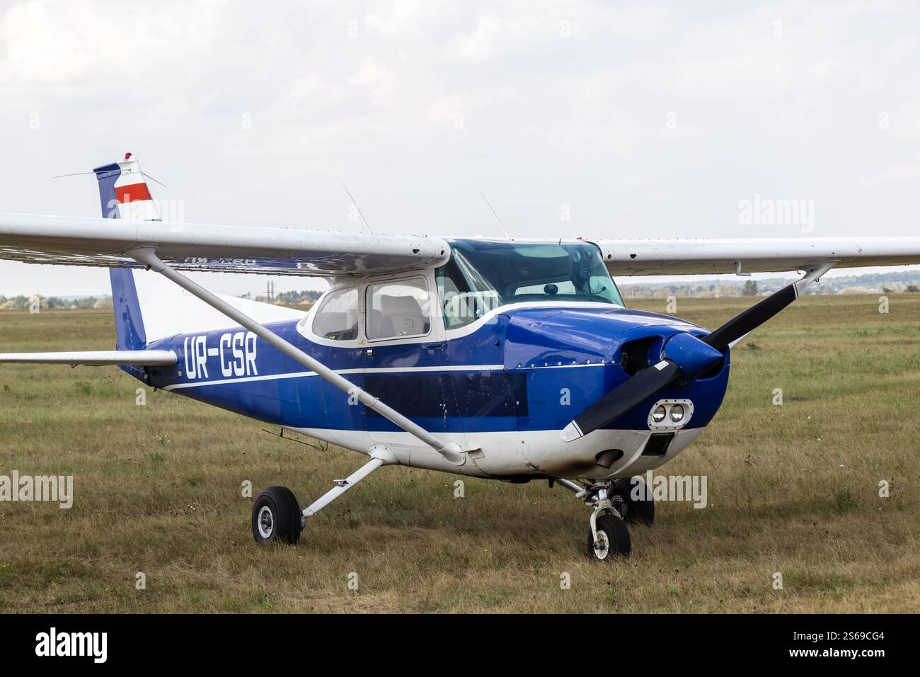 Kharkiv, Ukraine - 29 août 2021 : avion à voilure fixe Cessna 172 stationné au KharkivAviaFest sur le terrain gazonné Banque D'Images Kharkiv, Ukraine - 29 août 2021 : avion à voilure fixe Cessna 172 stationné au KharkivAviaFest sur le terrain gazonné Banque D'Images