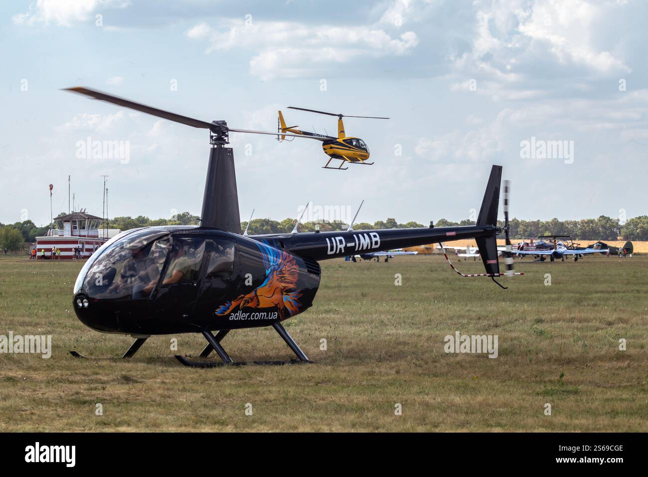 Kharkiv, Ukraine - 29 août 2021 : hélicoptère Robinson R44 Raven II sur le terrain d'herbe au salon aéronautique KharkivAviaFest Banque D'Images
