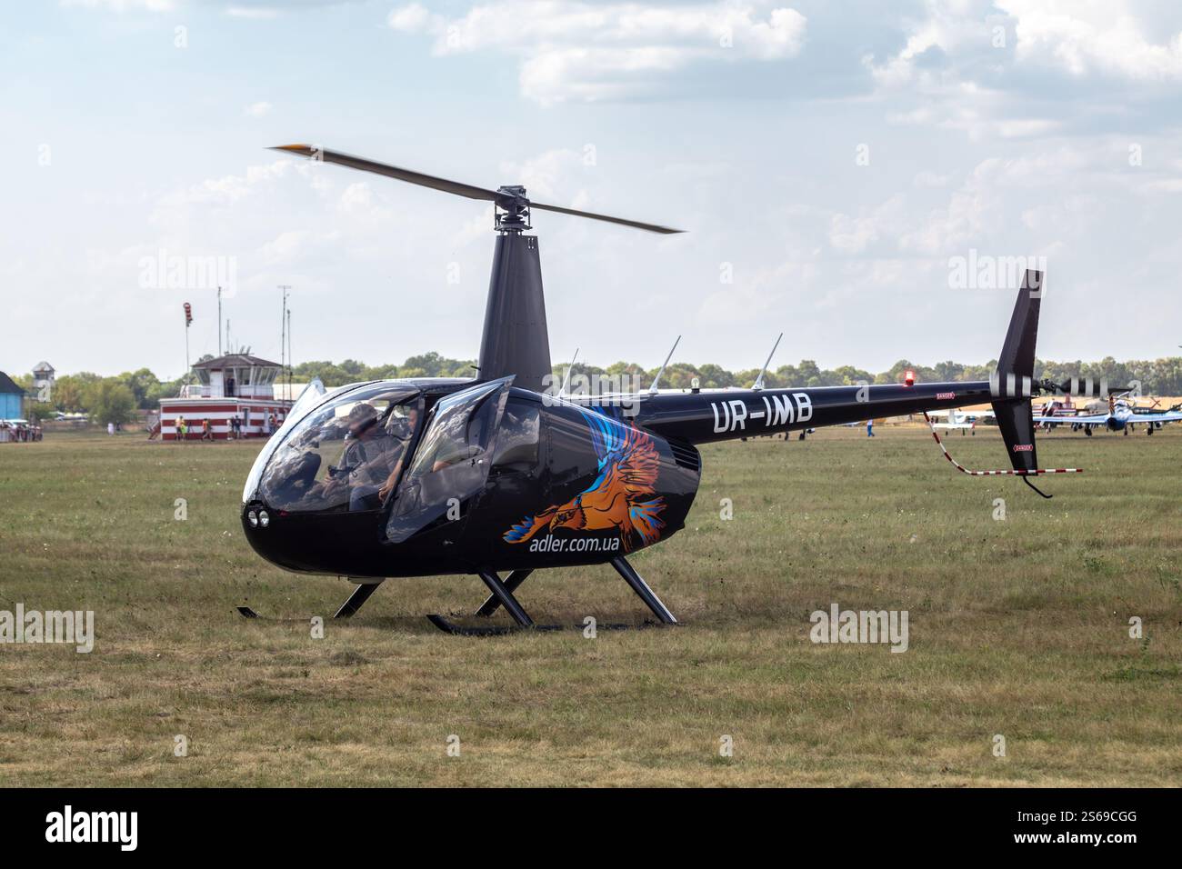 Kharkiv, Ukraine - 29 août 2021 : hélicoptère Robinson R44 Raven II exposé lors du salon aéronautique KharkivAviaFest Banque D'Images