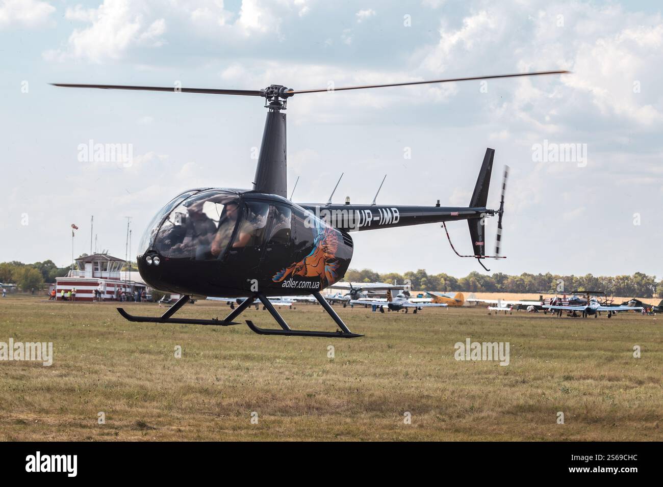 Kharkiv, Ukraine - 29 août 2021 : décollage de l'hélicoptère Robinson R44 Raven II au salon aéronautique KharkivAviaFest Banque D'Images