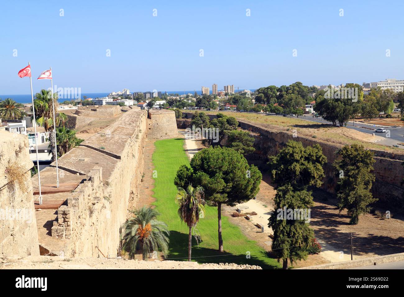 Les murs et les douves de la ville fortifiée de Famagouste, Chypre du Nord Banque D'Images
