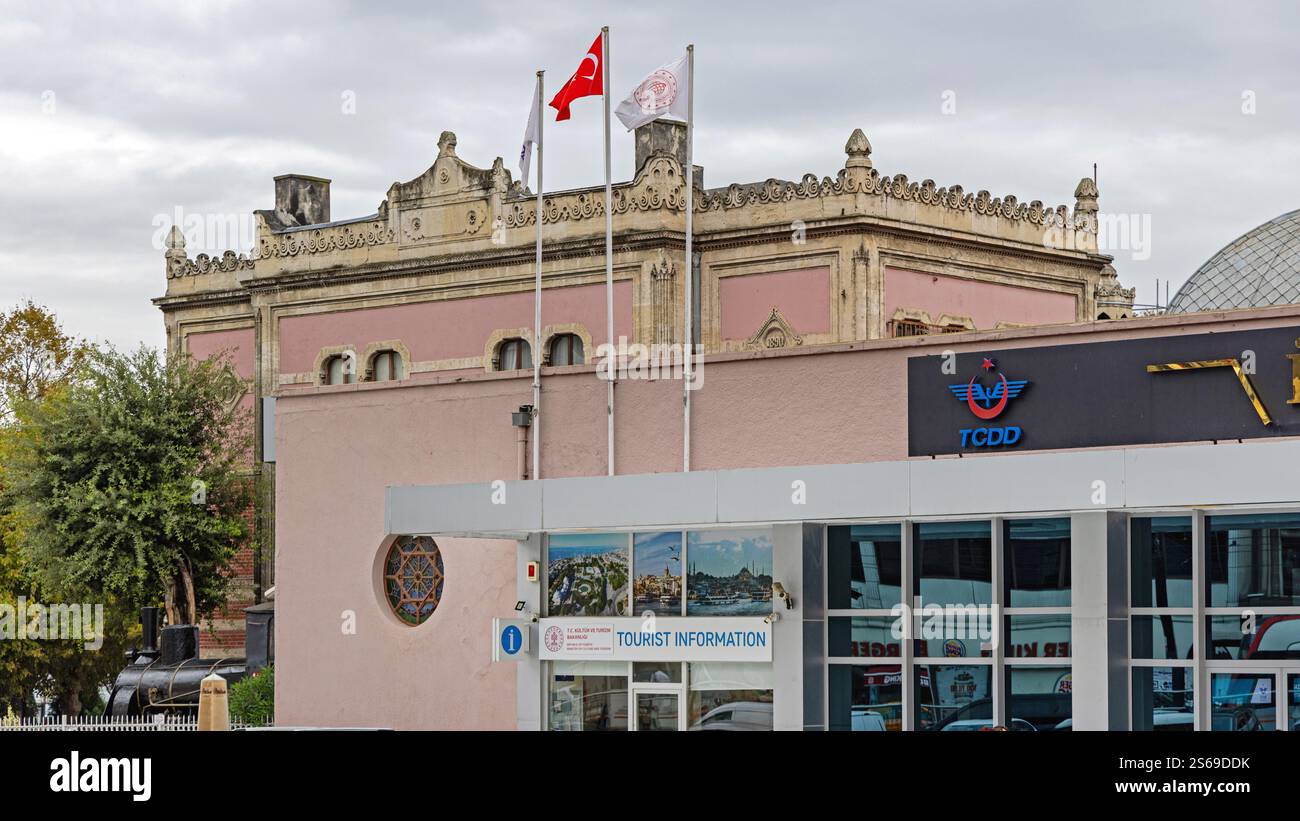 Istanbul, Turquie - 18 octobre 2023 : Office d'information touristique de la République de Turkiye Ministère de la culture et du Tourisme à la gare Sirkeci terminal Banque D'Images