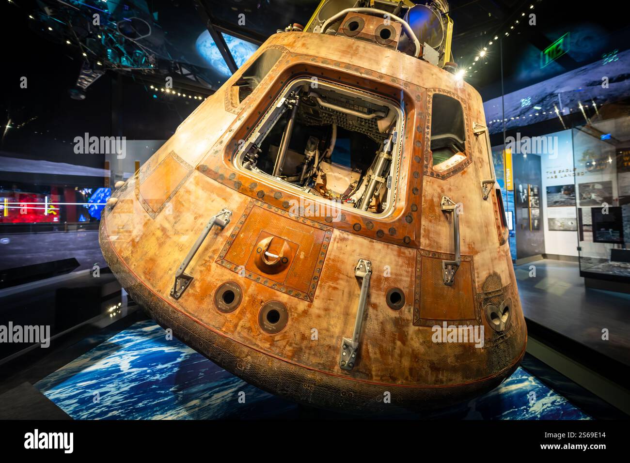 WASHINGTON DC, États-Unis — le module de commande Apollo 11 Columbia, qui a transporté le premier équipage d'atterrissage sur Terre, est exposé à l'exposition destination Moon du Smithsonian National Air and Space Museum. Construit par North American Rockwell à Downey, en Californie, le vaisseau spatial mesure 10 pieds 7 pouces de hauteur, 12 pieds 10 pouces de diamètre, et pesait 11 700 livres à l'éclaboussure. Banque D'Images