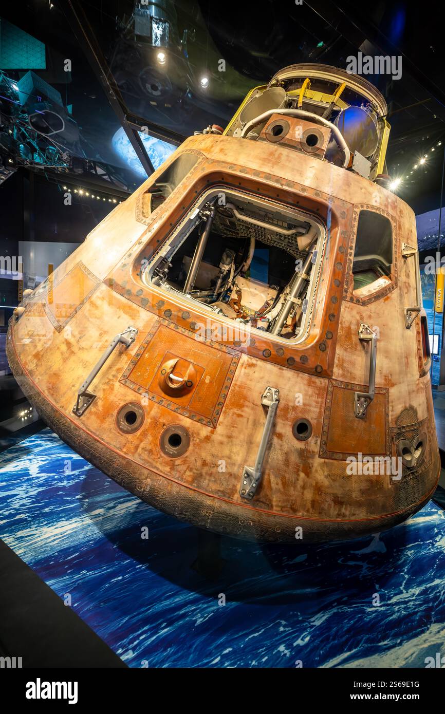 WASHINGTON DC — le module de commande Apollo 11 Columbia, qui a transporté le premier équipage d'atterrissage sur Terre, est exposé à l'exposition destination Moon du Smithsonian National Air and Space Museum. Construit par North American Rockwell à Downey, en Californie, le vaisseau spatial mesure 10 pieds 7 pouces de hauteur, 12 pieds 10 pouces de diamètre, et pesait 11 700 livres à l'éclaboussure. Banque D'Images