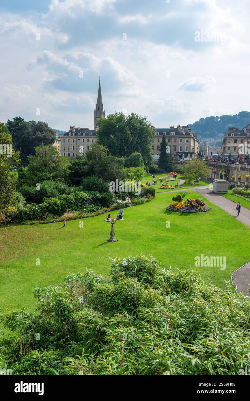 Parade Gardens, Bath UK. Un jardin public luxuriant et animé avec des expositions florales, des allées et des bancs dans le cadre de la ville historique. Banque D'Images