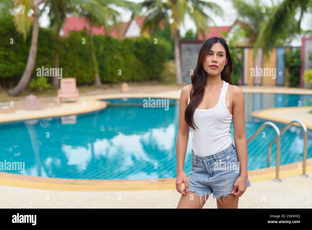 Jeune femme asiatique portrait de piscine Banque D'Images