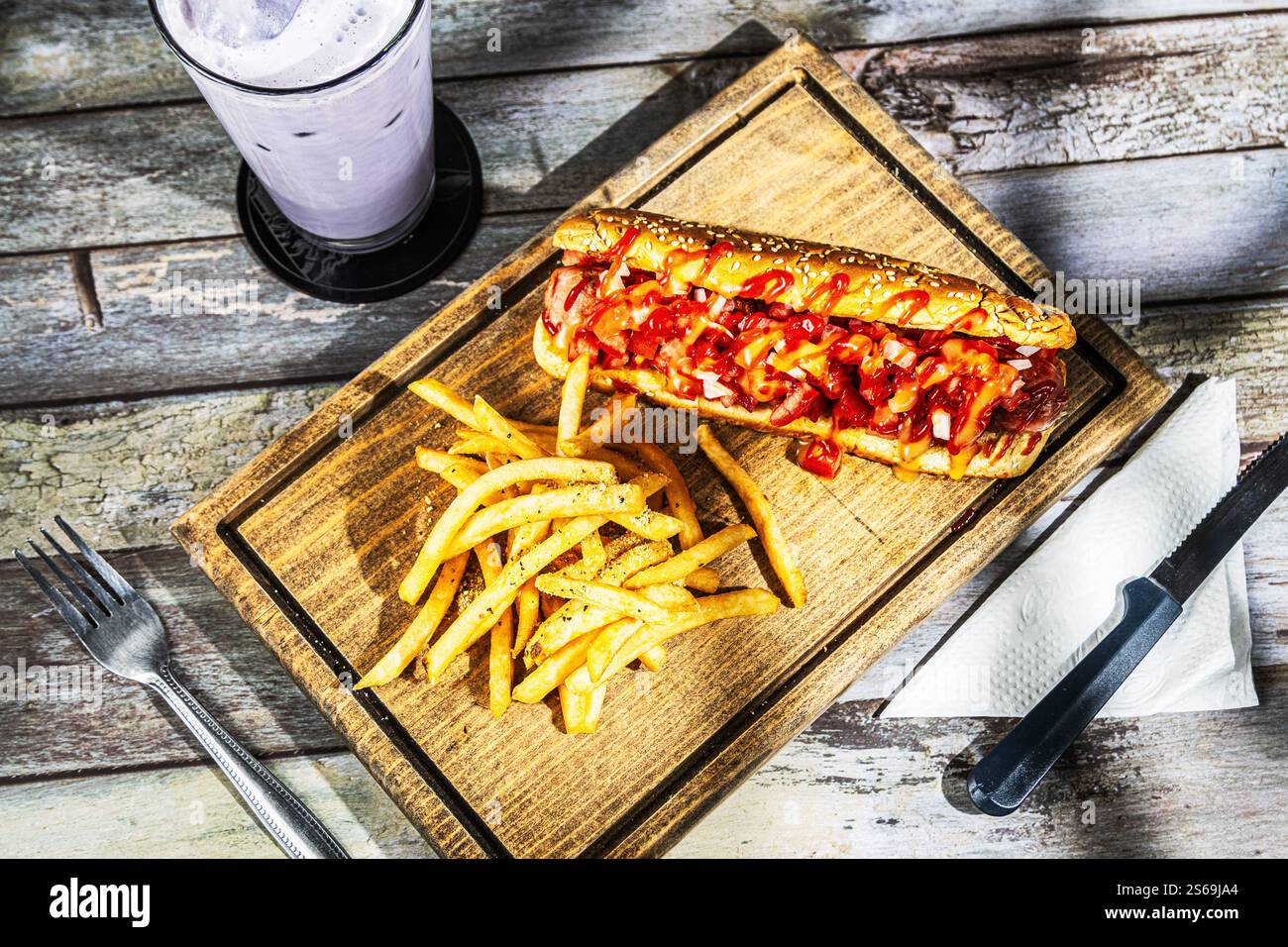Vue aérienne du hot-dog avec frites et milkshake aux myrtilles. Banque D'Images
