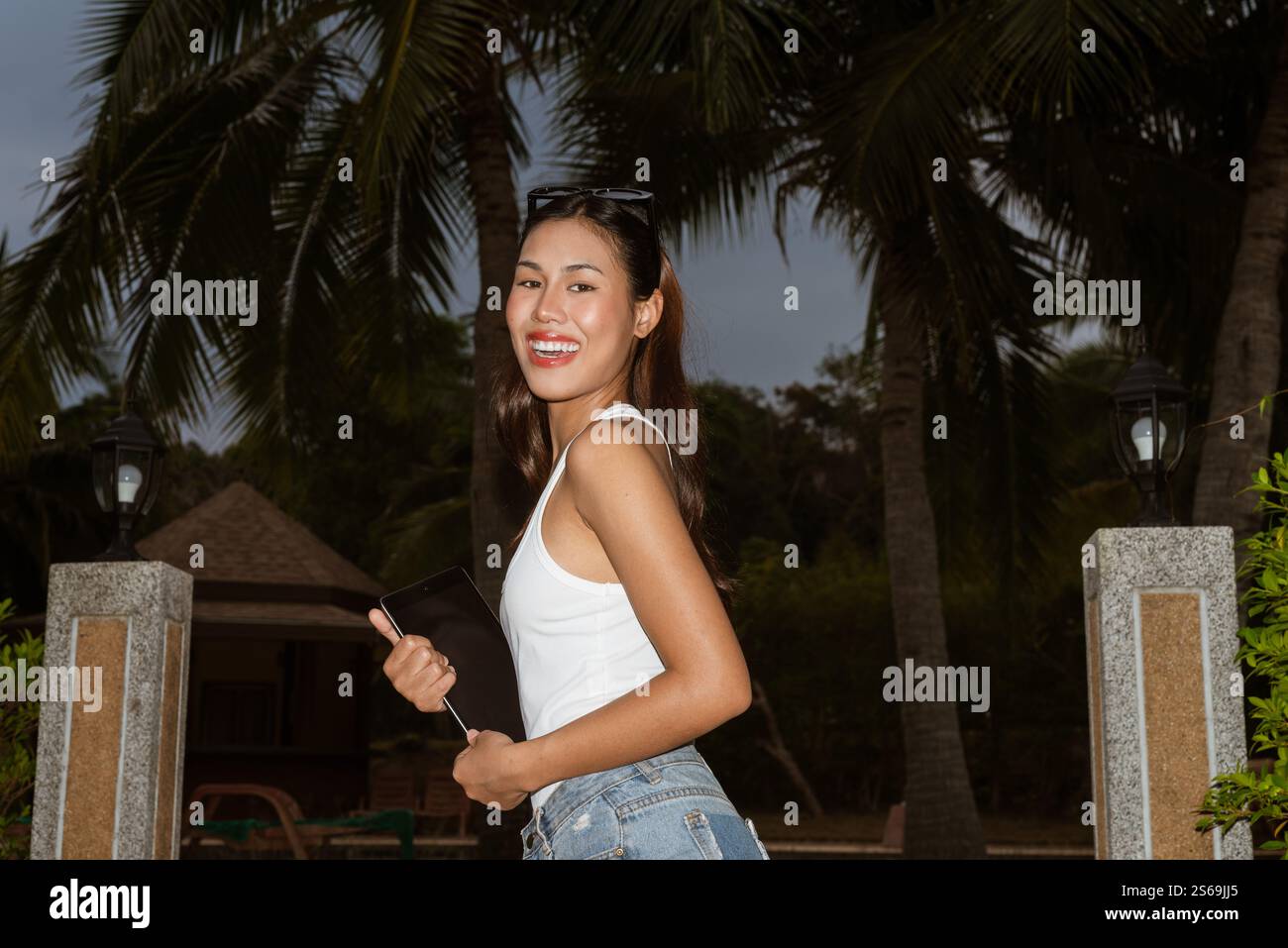 Femme asiatique avec tablette numérique à l'extérieur Banque D'Images