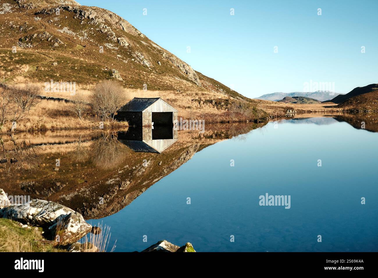 Une maison de bateau se trouve au bord des lacs de Cregennan, ou Llynnau Cregennan, près d'Arthog, Dolgellau et l'estuaire de Mawddach dans le nord du pays de Galles Banque D'Images