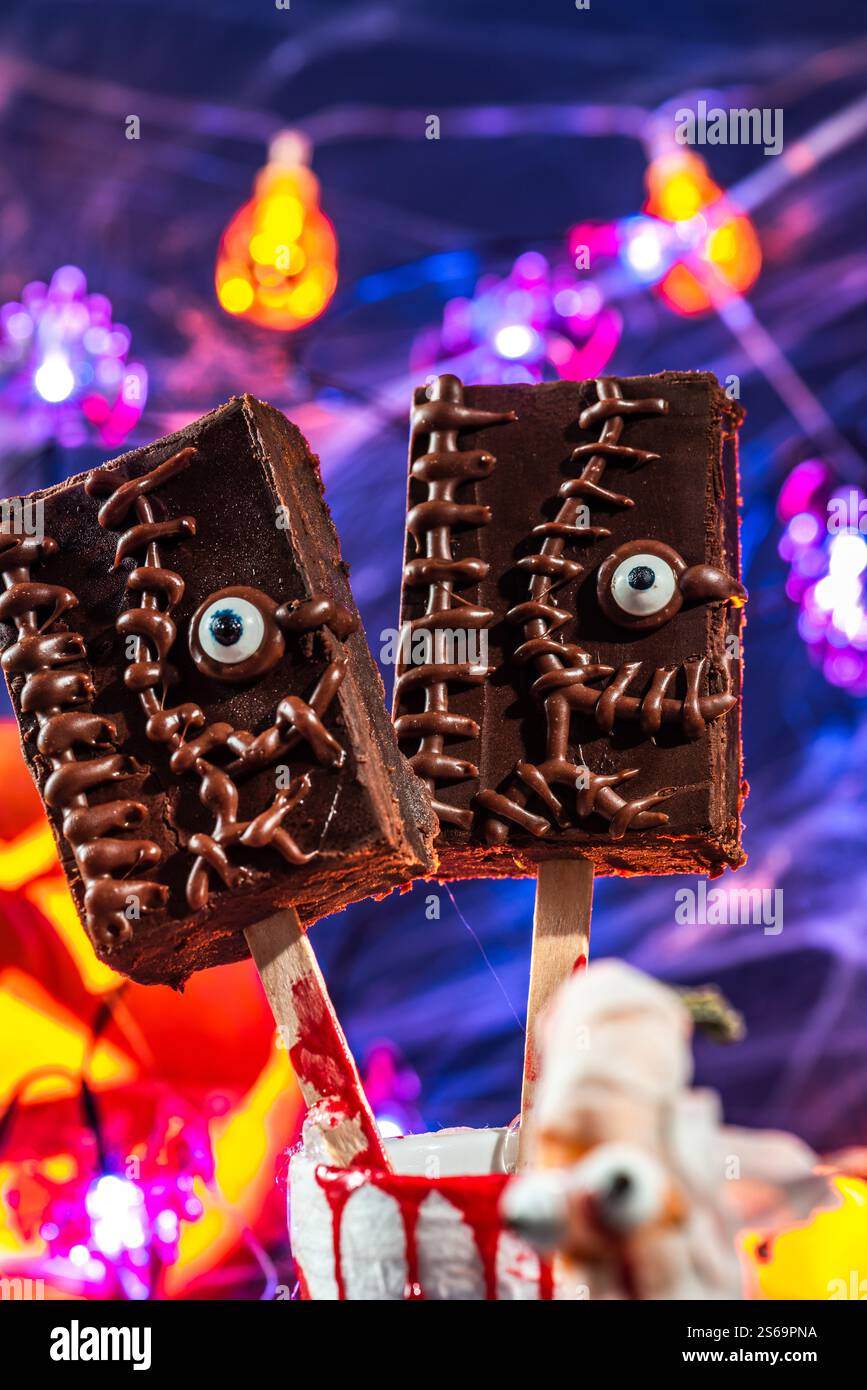 Nourriture sucrée d'Halloween avec du faux sang. Table colorée avec décoration. Concept de fête d'Halloween. Banque D'Images
