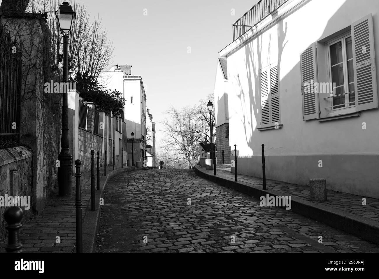 Paris, France, 01.13.2025. Photo en noir et blanc d'une rue calme de Montmartre, dans le 18ème arrondissement de Paris Banque D'Images