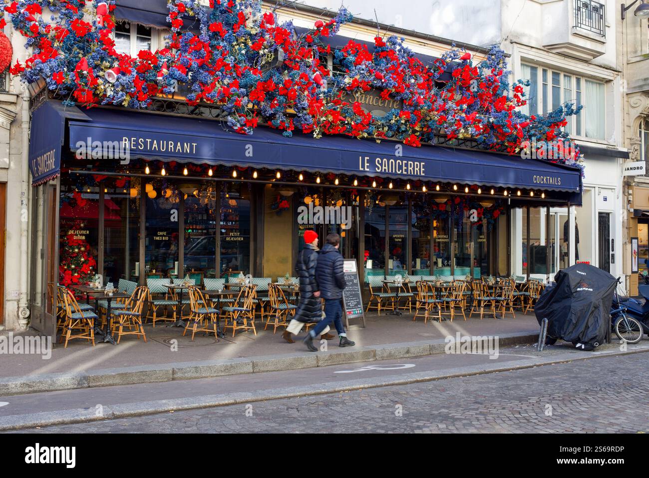Paris, France, 01.13.2025 L'extérieur d'un restaurant joliment décoré à Montmartre, dans le 18ème arrondissement de Paris Banque D'Images