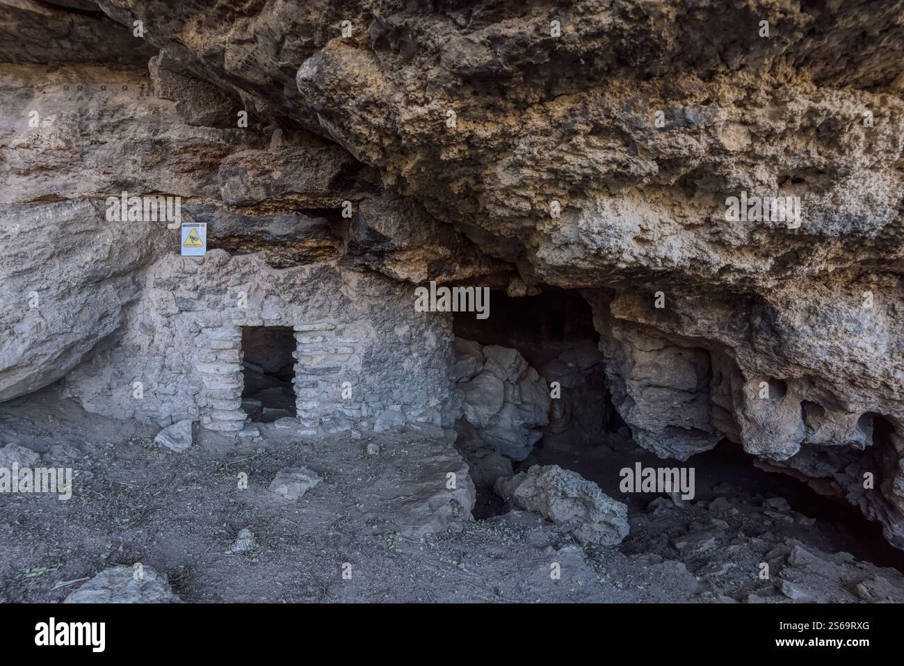 Anciennes habitations indiennes de falaise à Montezuma Well National Monument Arizona connu sous le nom de Swallet Ruins. Banque D'Images