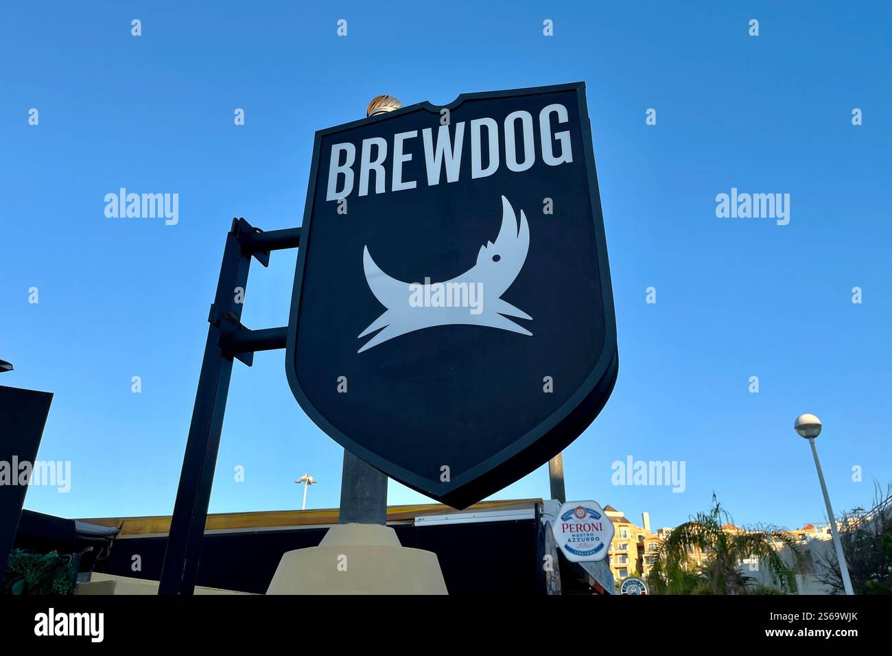 BrewDog Sign sur le front de mer de Costa Adeje près de Playa de Fanabe. Tenerife, Îles Canaries, Espagne. 12 janvier 2025. Banque D'Images