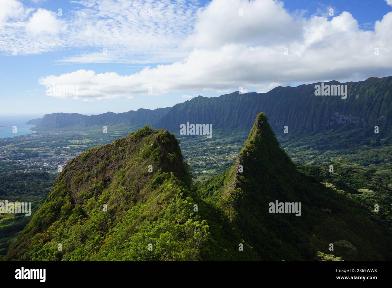 Vue imprenable sur la randonnée des 3 pics à Oahu, Hawaï, mettant en valeur des montagnes verdoyantes, des crêtes acérées et un paysage tropical à couper le souffle sous le ciel Banque D'Images Vue imprenable sur la randonnée des 3 pics à Oahu, Hawaï, mettant en valeur des montagnes verdoyantes, des crêtes acérées et un paysage tropical à couper le souffle sous le ciel Banque D'Images