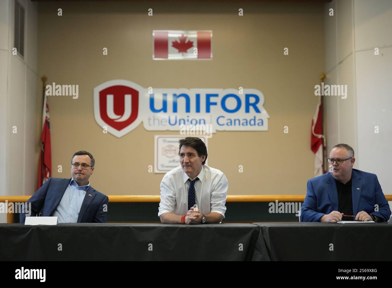 Windsor, Canada. 16 janvier 2025. Le premier ministre Justin Trudeau, au centre, section locale 444 d’Unifor le président James Stewart, député d’Irek Kusmierczyk, participe à une conférence de presse à Windsor, Ontario, le jeudi 16 janvier 2025. Crédit : la presse canadienne/Alamy Live News Banque D'Images
